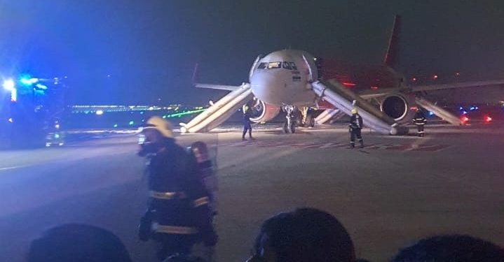 Motoru alev alan uçak acil iniş yaptı