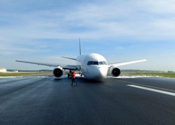 FedEx uçağı İstanbul Havalimanı’nda gövde üstüne indi