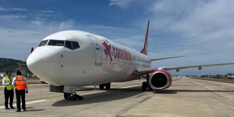 Corendon uçağı inişte teker patlattı