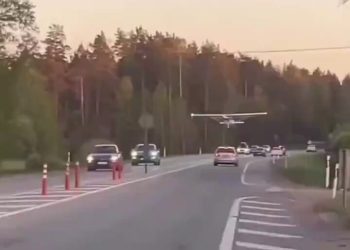 Arıza yapan uçak otoyola indi