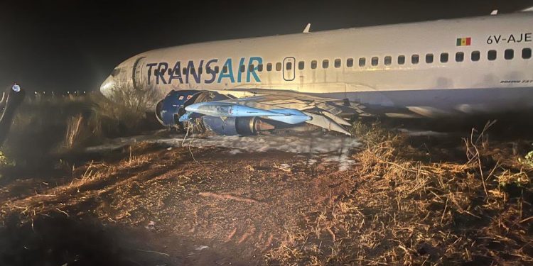 Pistten çıkan uçak ağır hasarlı