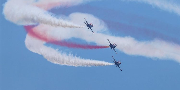 Türk Yıldızları ve HÜRJET gösteri uçuşu yaptı