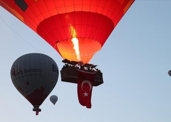 Kapadokya’da balonlar Türk bayraklarıyla uçtu
