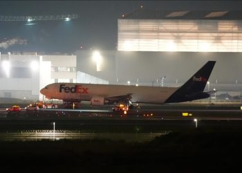 Gövde üzerine iniş yapan kargo uçağı pistten kaldırıldı