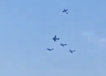 Gösteri uçuşunda 2 uçak havada çarpıştı