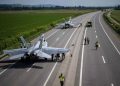 İsviçre’den tarihi tatbikat: F/A-18’ler otoyola indi!