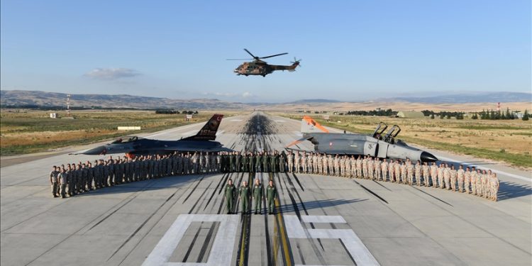 Genelkurmay Başkanı Gürak, F-4 ile uçuş yaptı