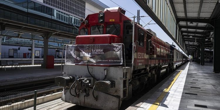 Turistik Tatvan Treni törenle ilk seferine başladı