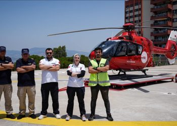 TSK’dan emekli pilotlar ambulans helikopterde hayat kurtarıyor