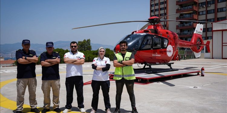 TSK’dan emekli pilotlar ambulans helikopterde hayat kurtarıyor