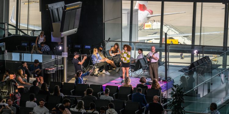 Londra Heathrow genç müzisyenlere sahne oldu