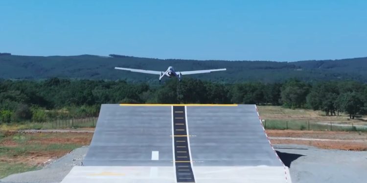 Bayraktar TB3 SİHA rampadan ilk kalkışını yaptı