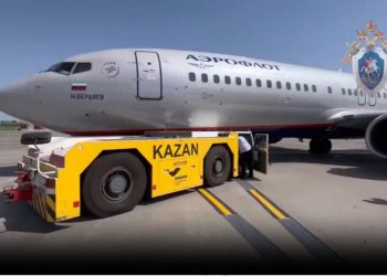 Aeroflot uçağı puch back aracına çarptı