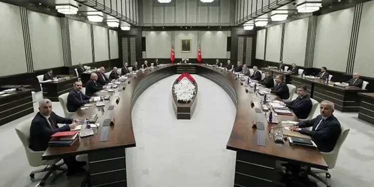 Kabine’de iki bakan değişti