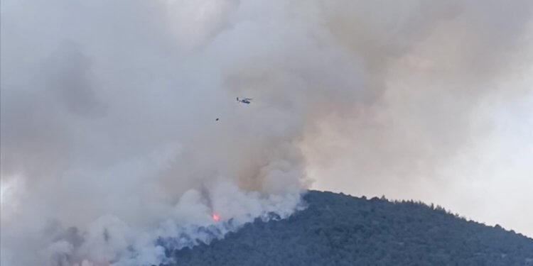 Balıkesir’deki yangına 9 hava aracı müdahale ediyor