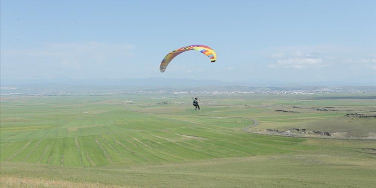 Yamaç paraşütü pilotları Kars’a yeni bir soluk getirdi