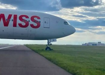 Uçak acil iniş sonrası pistten çıktı