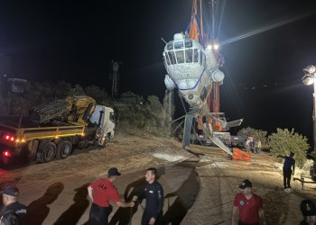 Göle düşen yangın söndürme helikopteri sudan çıkarıldı