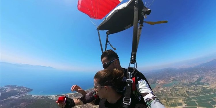 Paraşüt eğitmeninden gökyüzünde evlenme teklifi