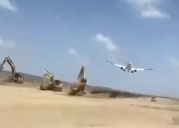 Uçak bitmemiş piste iniyordu