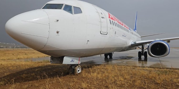 Hakkari’de AJet uçağı pistten çıktı!
