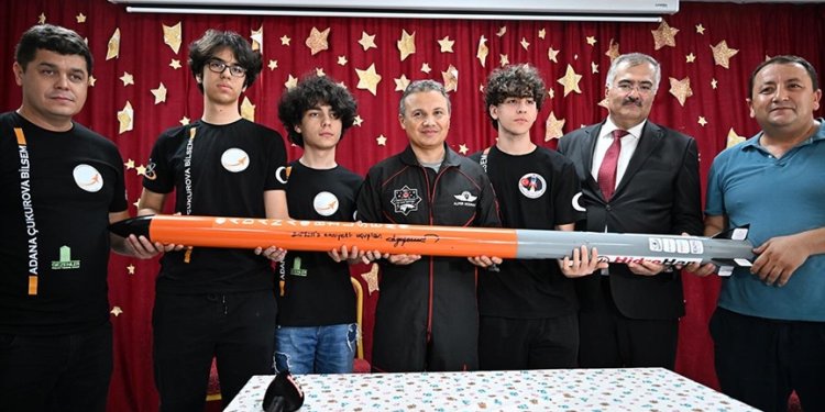 Astronot Gezeravcı öğrencilerin geliştirdiği rokete “Zıpkın” adını verdi