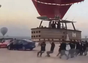 Kapadokya’da sıcak hava balonu otomobile çarptı