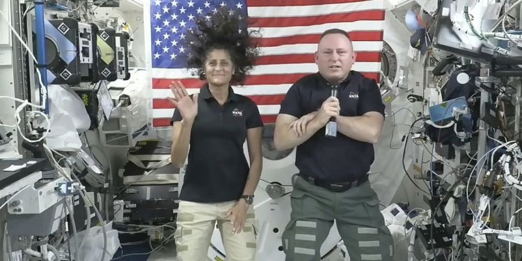 Mahsur kalan astronotlar uzayan görev için minnettar