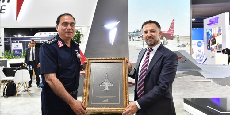 Mısır Hava Kuvvetleri Komutanı TUSAŞ standında!