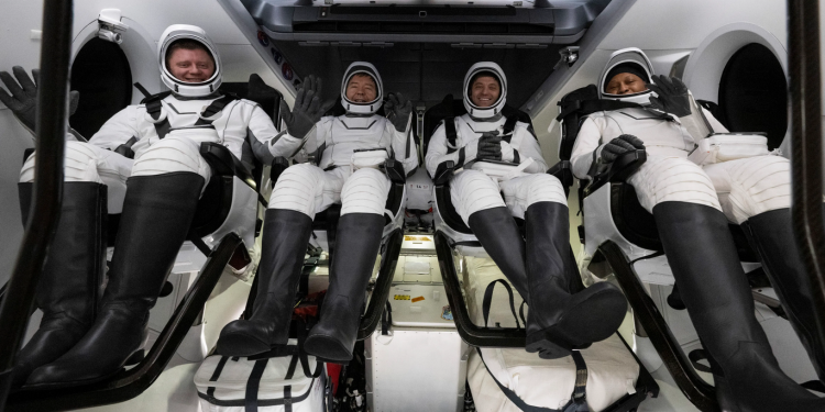 Uzayda mahsur kalan mürettebat Dünya’ya döndü