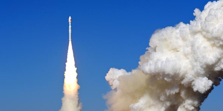 Çin, katı yakıtlı roketle uzaya 15 uydu fırlattı