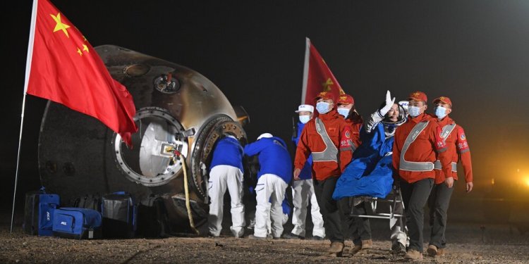Çinli taykonotlar 6 aylık uzay görevinden döndü