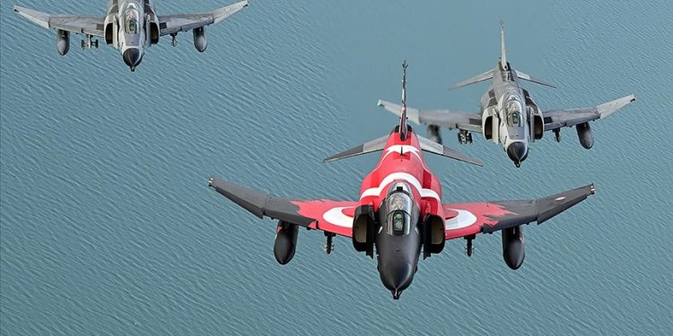 “F-4E Phantom 2” uçağını öğretim üyeleri boyadı