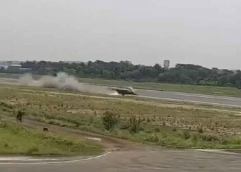 Piste çarpan eğitim uçağı havada kaldı