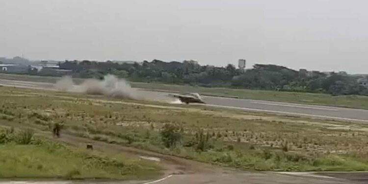 Piste çarpan eğitim uçağı havada kaldı