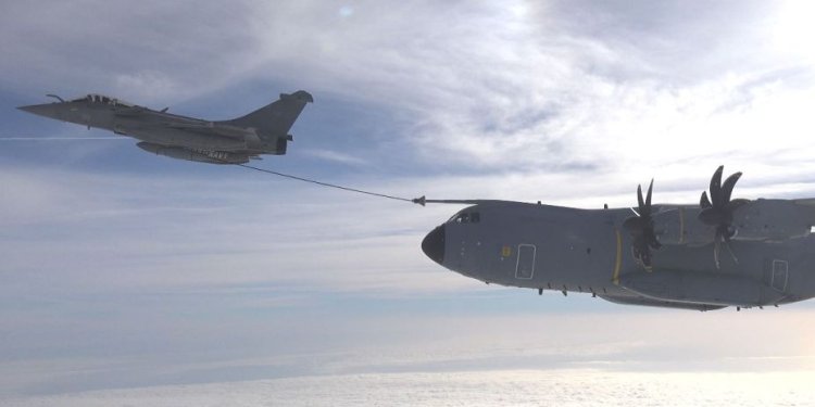 Rafale M’den A400M’e yakıt ikmali