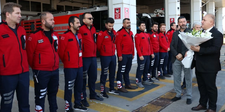 Uçak yangınına erken müdahale eden ekibe teşekkür ziyareti