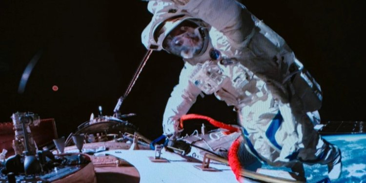 Çinli astronotlardan 9 saatlik yürüyüş rekoru