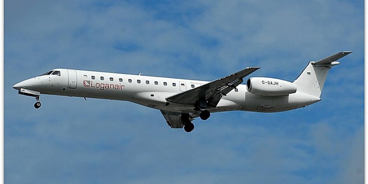 Yıldırım çarpan uçak geri döndü