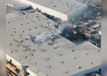 Küçük uçak mobilya fabrikasına düştü: 19 yaralı, 2 ölü