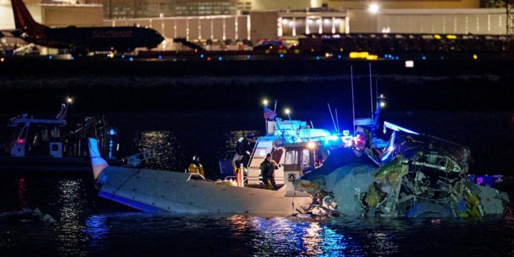 ABD’de yolcu uçağı ile helikopter havada çarpıştı!