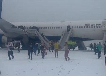 Delta uçağında tahliye paniği: 4 yolcu yaralandı