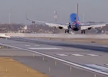 Yolcu uçağı piste inişte özel jetle burun buruna geldi