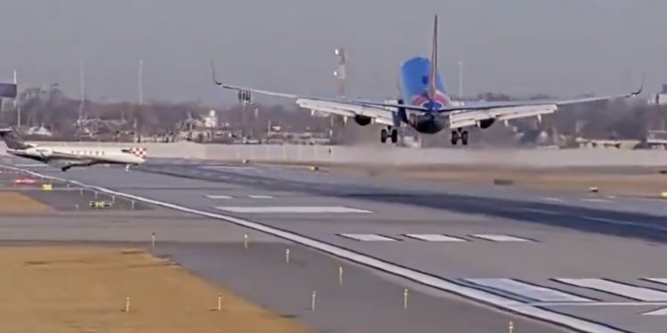 Yolcu uçağı piste inişte özel jetle burun buruna geldi