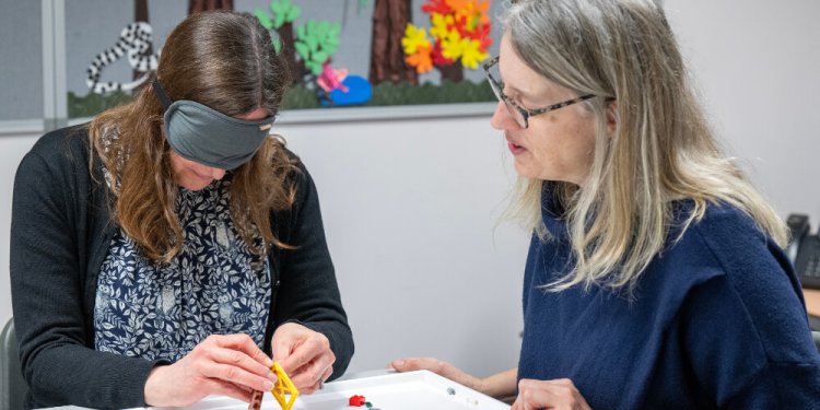 Emirates’ten görme engellilere 12 binden fazla göz bandı bağışı