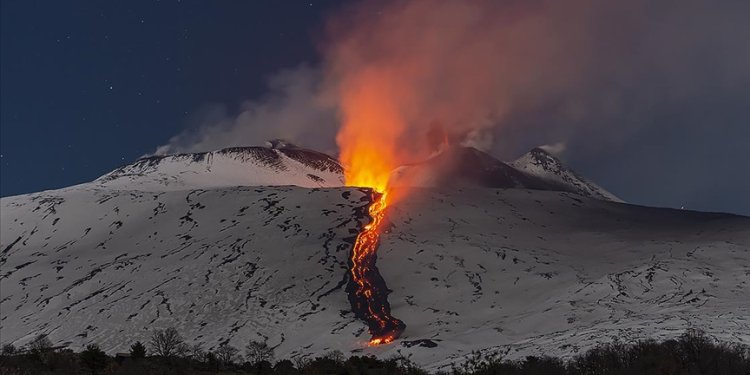 Etna yanardağı hava ulaşımını olumsuz etkiliyor