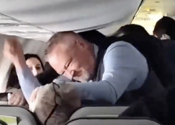 Kabin memuru kadın yolcuya saldıran yolcuyu yumrukladı