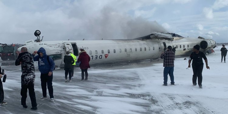 Toronto’da uçak kazası! Delta uçağı inişte ters döndü