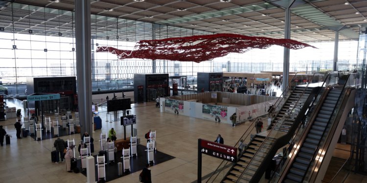 Berlin’de pazartesi günü tüm uçuşlar iptal