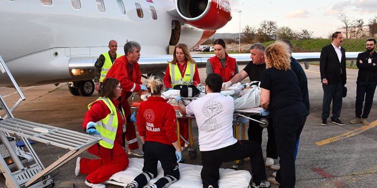 Ambulans uçaklar Makedonya’daki yangında ağır yaralananlar için havalandı